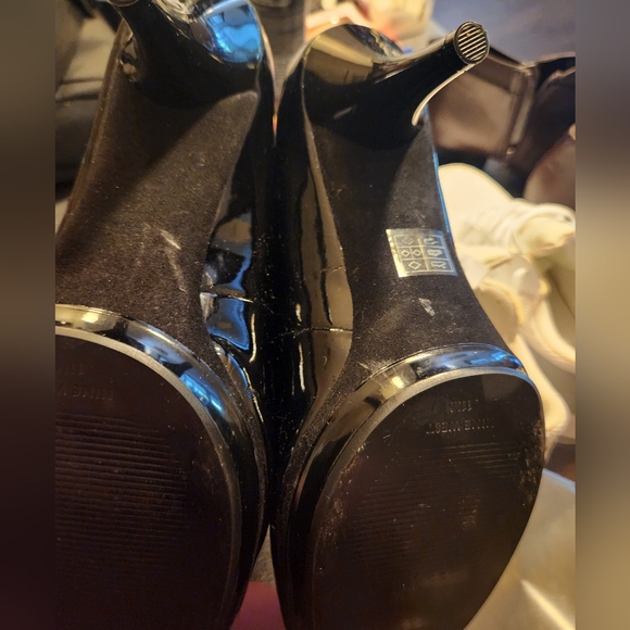 Size 11, nine west heels,  black (1 scuff mark) - Picture 7 of 7